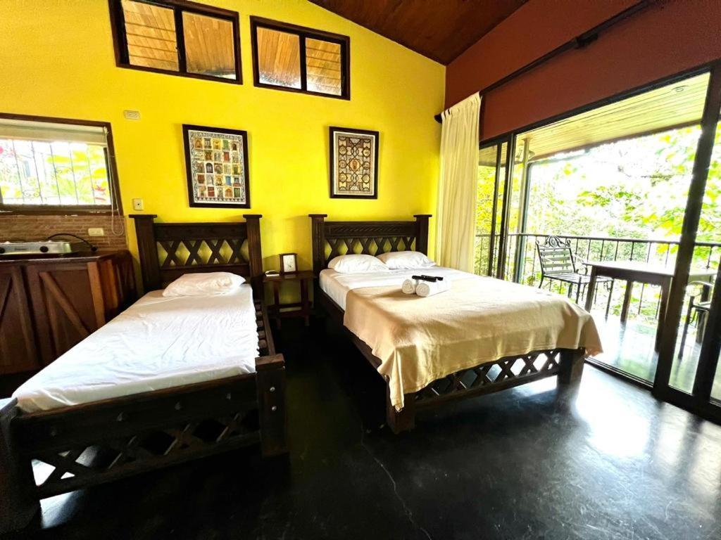 Avita Lodge Quesada  ภายนอก รูปภาพ